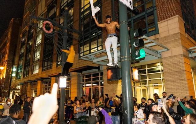 半岛体育-10人中枪！掘金夺冠球馆附近发生枪击：嫌疑人受伤